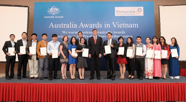 Đại sứ Australia và một số học viên nhận học bổng Endeavour