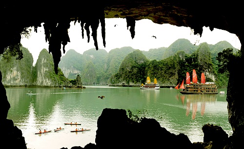  ‘Tu Cua Hang Bo Nau-Vinh Ha Long’ (From the Bo Nau (Pelican) Cave in Ha Long Bay)