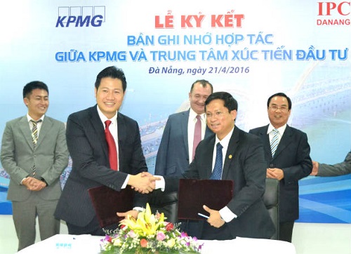 A scene from the signing ceremony (Photo: baodautu.vn)