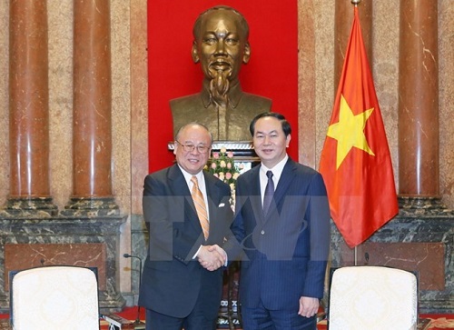 President Tran Dai Quang (R) welcomesTsutomu Takebe, special advisor to the Japan-Viet Nam Friendship Parliamentary Alliance (Source: VNA)