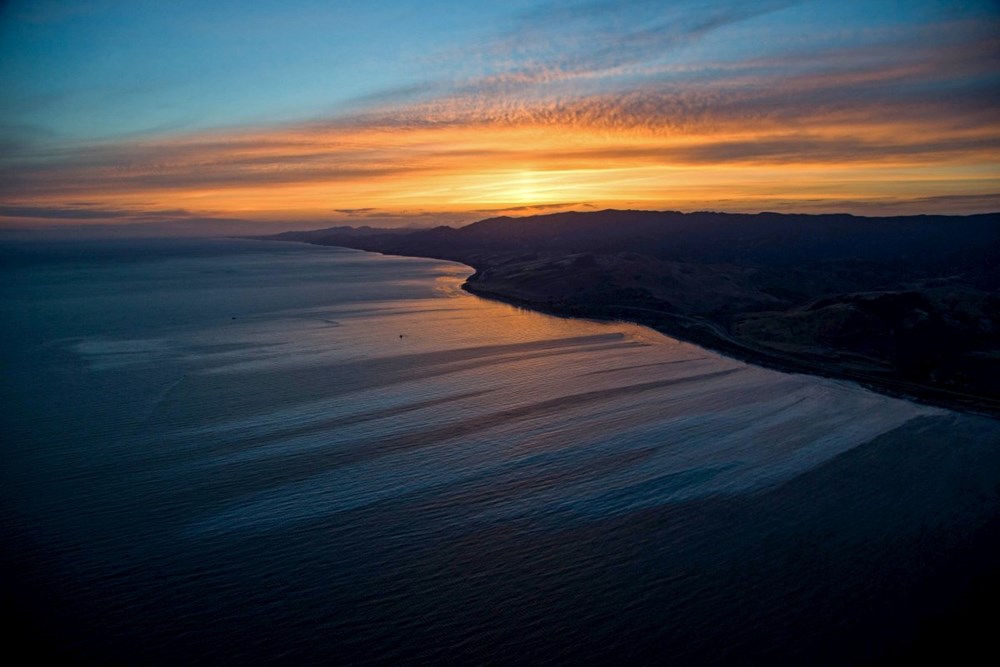 Những vết dầu bên bờ biển Refugio (California) do vỡ đường ống dẫn dầu. (Nguồn: Techinsider)