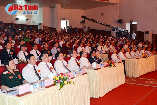 Các đồng chí lãnh đạo, nguyên lãnh đạo Đảng, Nhà nước và các đại biểu dự lễ kỷ niệm. Ảnh: Báo Hà Tĩnh