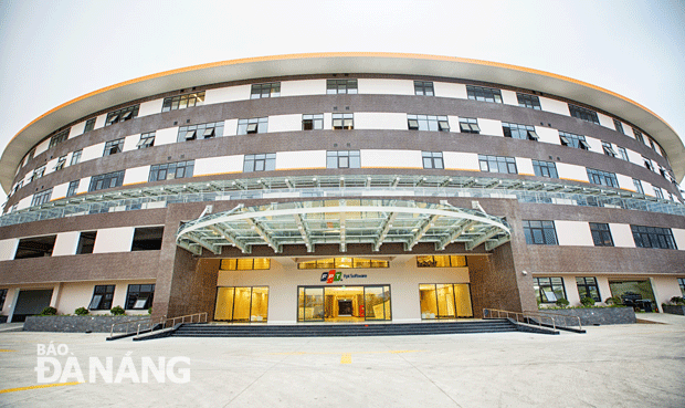 Tòa nhà cao 6 tầng, tổng diện tích 5,9ha, trong đó quy mô diện tích sàn xây dựng khu văn phòng, nhà ăn và nhà để xe lên đến 30.950m2. Khi hoàn thành các giai đoạn, vòng tròn được khép kín (dự kiến vào năm 2020), nơi đây sẽ có sức chứa lên đến gần 10.000 người. FPT Complex là một trong hai tòa nhà của Việt Nam được Nhóm Ngân hàng Thế giới (IFC) giới thiệu hệ thống chứng nhận EGDE đến bạn bè quốc tế. 