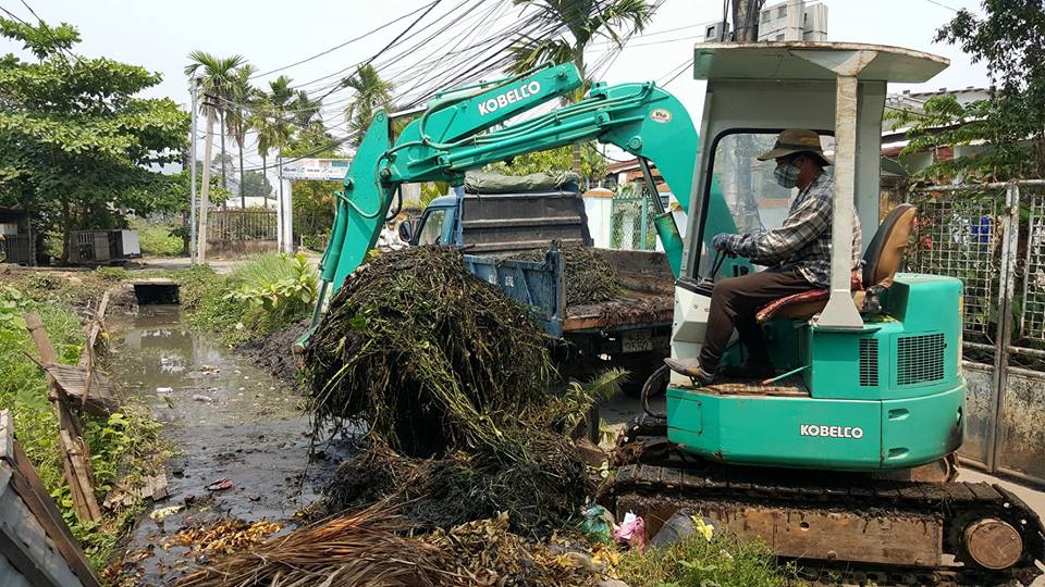 Khơi thông mương thoát nước khu vực tổ 75, 80 phường Hòa Khánh Nam.