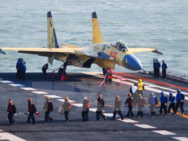 Chiến đấu cơ J-15 trên tàu sân bay Liêu Ninh của Hải quân Trung Quốc. (Ảnh: AFP/TTXVN)