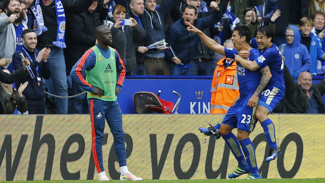 Jose Leonardo Ulloa (số 23) ăn mừng bàn thắng nâng tỉ số lên 2-0 cho Leicester. Ảnh: Reuters