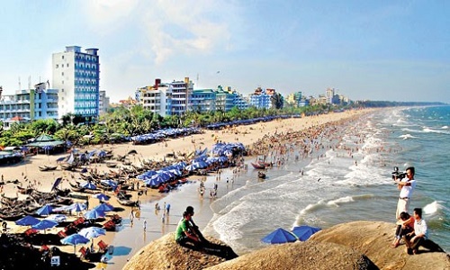 Tourists at Sam Son beach in Thanh Hoa province. Sam Son is expected to become a tourist hot spot this summer. (Source: VNA)