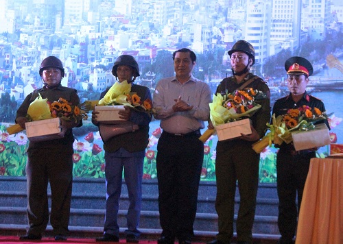 Chairman Tho (middle) presenting gifts and flowers to outstanding patrol members 