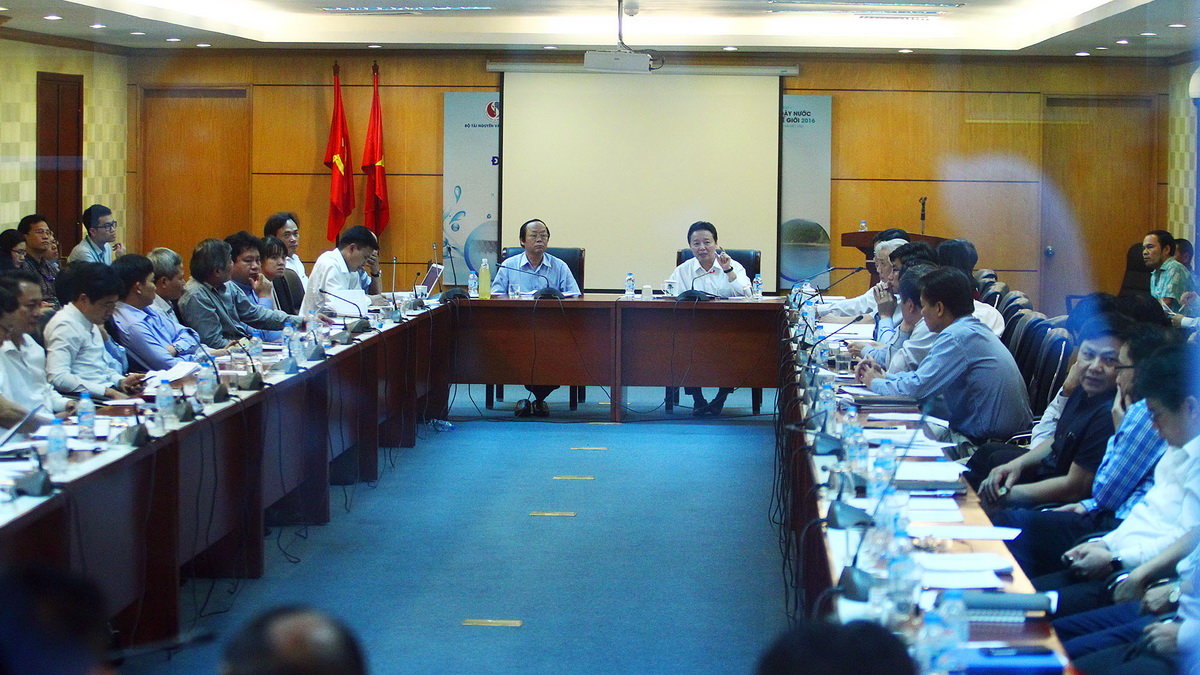 Tham dự buổi họp kín bàn về vụ việc cá chết hàng loạt tại vùng biển miền Trung có các đại diện của nhiều bộ ngành có liên quan - Ảnh: Nguyễn Khánh