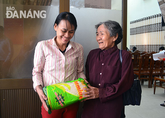 Niềm vui của người nghèo khi nhận quà do UBND quận Hải Châu hỗ trợ. 