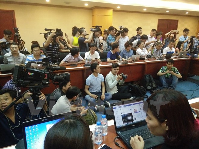 Hàng trăm phóng viên báo chí dự buổi họp báo 8 phút của Bộ Tài nguyên và Môi trường. (Ảnh: Hùng Võ/Vietnam+)