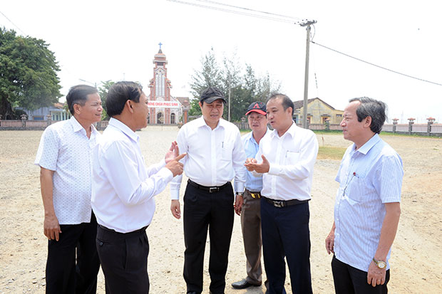 Chủ tịch UBND thành phố Huỳnh Đức Thơ (giữa) kiểm tra thực tế một số dự án ở Hòa Xuân. Ảnh: ĐẶNG NỞ