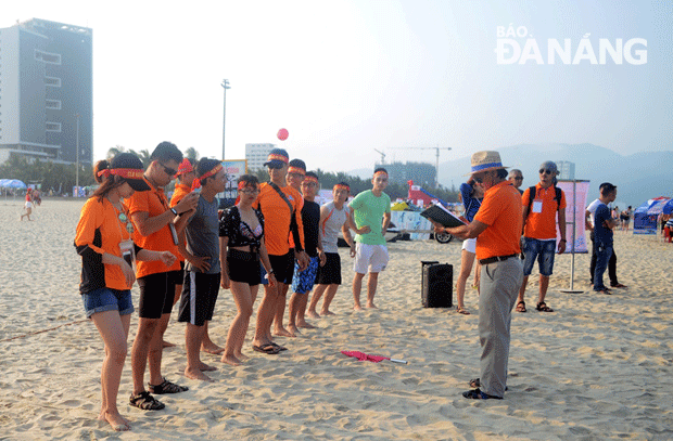 Là giải đua mở rộng nên ngoài các thành viên trong CLB Kayak, người dân và du khách yêu thích môn thể thao này đều có thể đăng ký tham gia, mỗi đội gồm 2 thành viên. Trong hình: Huấn luyện viên đang phổ biến các quy định trước khi bước vào giải đua.  