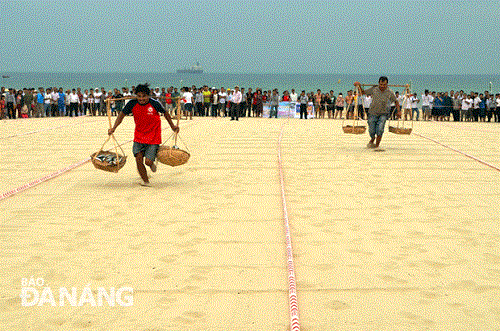 Contestants in the fish carrying competition