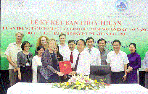 The signing ceremony. (Photo: baodanang.vn)