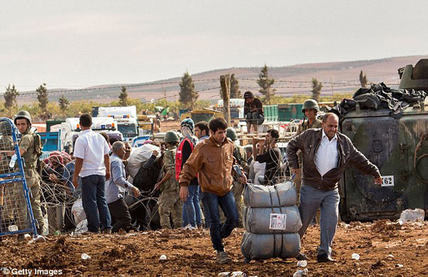 Những người tị nạn Syria vào Thổ Nhĩ Kỳ.		                       Ảnh: Getty Images