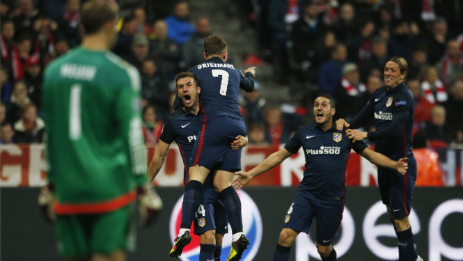 Niềm vui của các cầu thủ Atletico sau khi Griezmann (số 7) gỡ hòa 1-1. Ảnh: Reuters