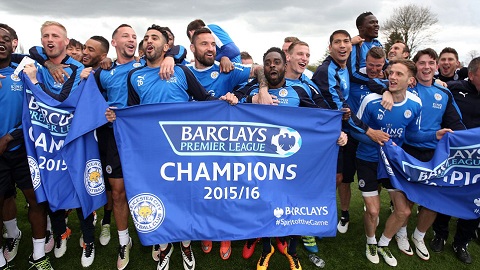 Các cầu thủ và đội ngũ nhân viên của Leicester ăn mừng chức vô địch