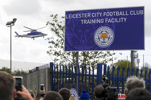 Đã có rất nhiều CĐV chờ đợi ở bên ngoài sân tập của Leicester City