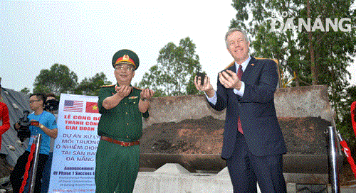 Senior Lieutenant General Nguyen Chi Vinh (left) and US Ambassador Ted Osius 