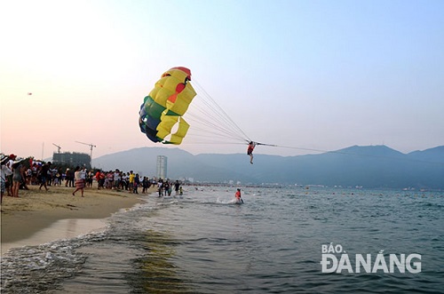 Paragliding display attracting a lot of attention from visitors