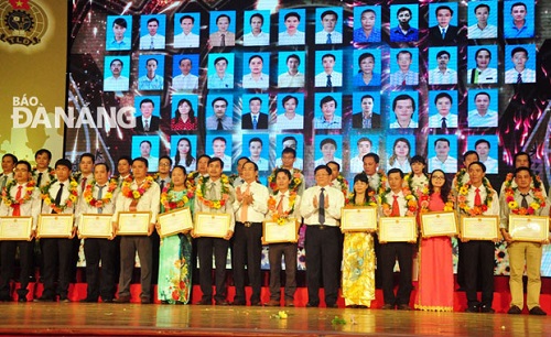 Honourees receiving their Certificates of Merit from the municipal People’s Committee