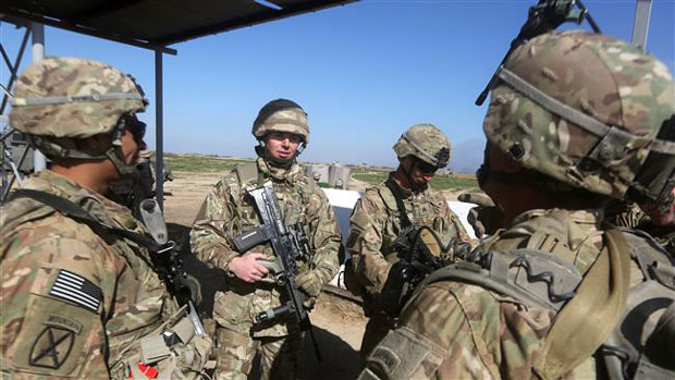 Binh sĩ Mỹ và Anh tại căn cứ Basmaya, phía đông nam thủ đô Baghdad của Iraq. 		                 Ảnh: AFP