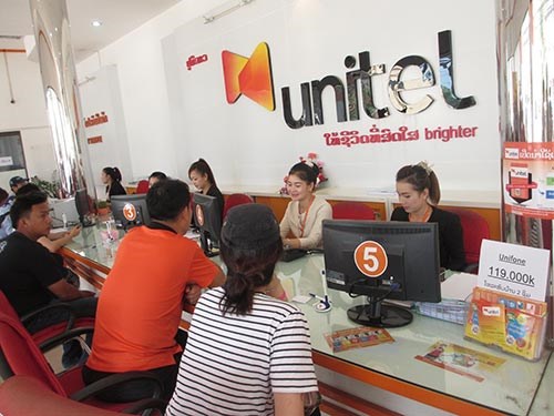 Customers at an outlet of Unitel, a joint venture between Vietnam's telecom giant Viettel and Lao Asia Telecom. (Source: bizhub.vn)