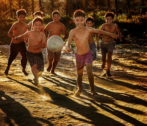  ‘Tranh Bong’ (Trying to Catch the Ball)