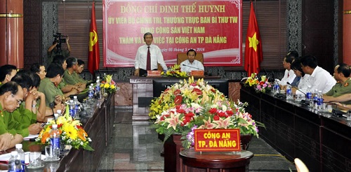 Mr Dinh The Huynh speaking at a meeting with Police Department leaders (Photo: cadn.com.vn)