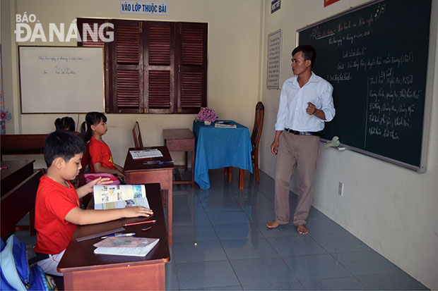 Thầy Lê Văn Mạnh giảng bài cho học sinh.	               Ảnh: NGỌC ĐOAN