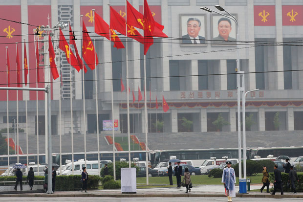 Trước cửa Nhà văn hóa 25-4, nơi diễn ra đại hội Đảng lần thứ 7 của đảng Lao động Triều Tiên tại Bình Nhưỡng. 			 					  Ảnh: Reuters