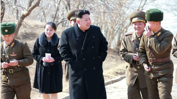 Kim Yo-jong đi cùng anh trai Kim Jong-un trong chuyến thăm một đơn vị quân đội vào tháng 3-2015.   						           Ảnh: Alamy