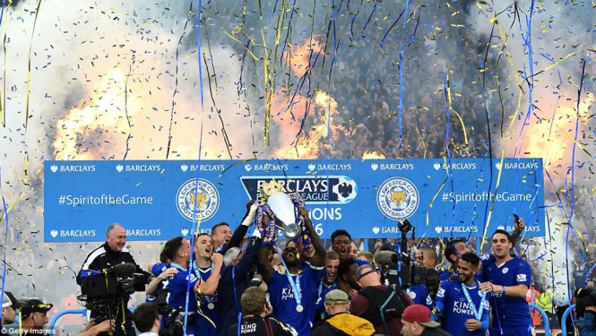 Các cầu thủ Leicester ăn mừng chức vô địch. Ảnh: Getty Images