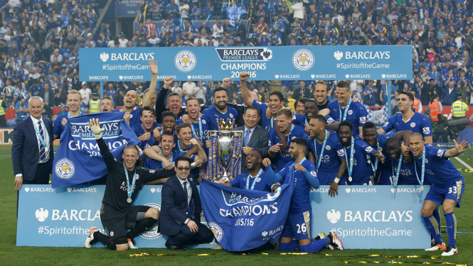 Các cầu thủ Leicester chụp ảnh lưu niệm cùng cúp vô địch. Ảnh: Reuters