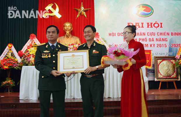 Ông Trần Quang Tuấn (giữa) tại Đại hội Hội Doanh nhân Cựu chiến binh thành phố Đà Nẵng, nhiệm kỳ 2015-2020. 
