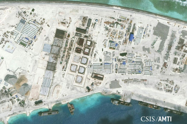 Ảnh vệ tinh cho thấy Trung Quốc xây dựng trái phép rất nhiều cơ sở trên đá Vành Khăn (thuộc quần đảo Trường Sa của Việt Nam). 									                     Ảnh: CSIS/AMTI