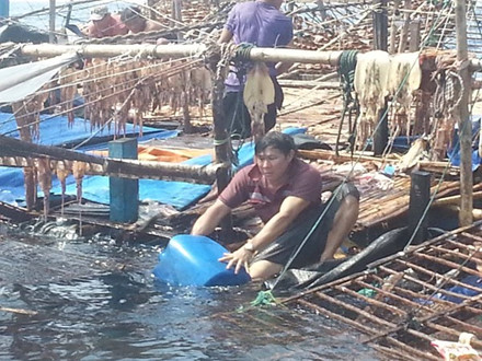 Thuyền trưởng Phạm Văn Thành đang cố vớt vác những tài sản trên tàu trước khi tàu chìm hẳn xuống lòng biển