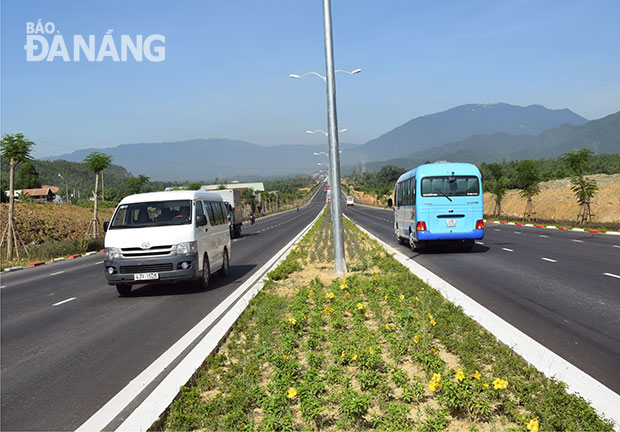 Nhiều tuyến đường mới được đầu tư xây dựng trên địa bàn huyện Hòa Vang như ĐT 602, ĐT 605 hoặc đường Hoàng Văn Thái được thiết kế theo cấp đường nội thị với đầy đủ hạ tầng. Trong ảnh: Đường Hoàng Văn Thái  kết nối đô thị Đà Nẵng với các xã phía tây bắc huyện Hòa Vang.