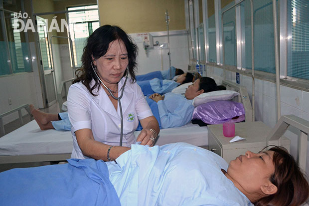 Bác sĩ, Giám đốc bệnh viện Vũ Thị Tư Hằng khám cho bệnh nhân. 