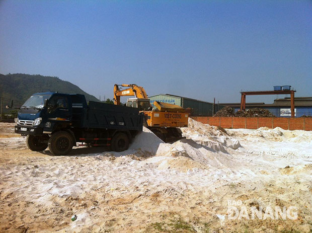 Công ty Khoáng sản Transcend Việt Nam được cho là đã khai thác trái phép cát tại kho bãi do Công ty CP Đầu tư Đà Nẵng - Miền Trung cho thuê, mướn.