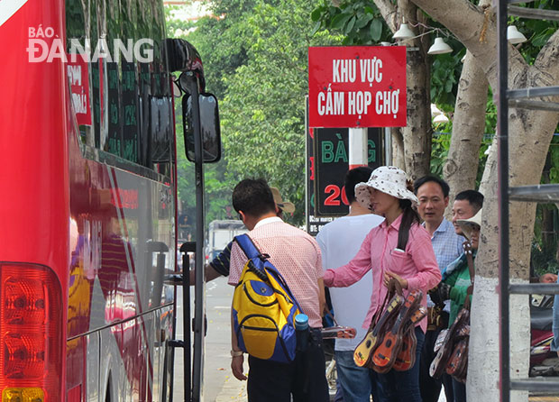 Vào các buổi trưa hằng ngày, một nhóm khoảng 3-6 người bán hàng rong tập trung trước nhà hàng P.B, đường Nguyễn Tất Thành.