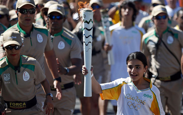 Hanan Khaled Daqqah là người thứ sáu, được vinh dự cầm đuốc Olympic trong chặng rước đuốc trên đất Brazil. 			Ảnh: Andre Mourao