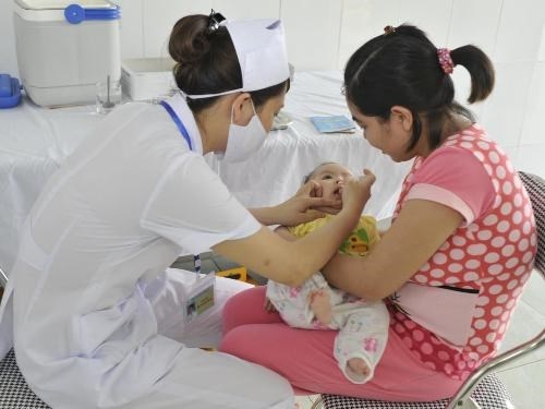 A baby receives polio vaccince under the National Expanded Programme for Immunisation at a health clinic (Photo: MoH)