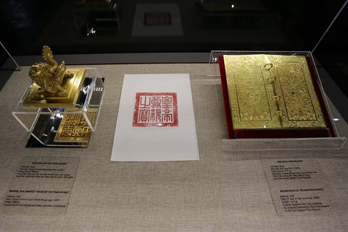 A gold book displayed at the exhibition in the Hue Museum of Royal Fine Arts (Photo: VN​A)