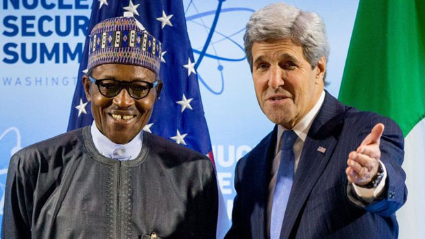 Tổng thống Nigeria Muhammadu Buhari (trái) và Ngoại trưởng Mỹ John Kerry sẽ tham dự hội nghị ở London. 			Ảnh: BBC