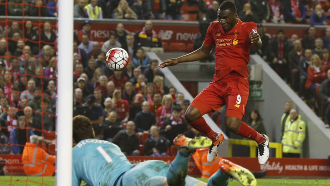 Tình huống thủ môn Begovic mắc sai lầm tạo cơ hội cho Benteke đánh đầu gỡ hòa cho Liverpool. Ảnh: Reuters