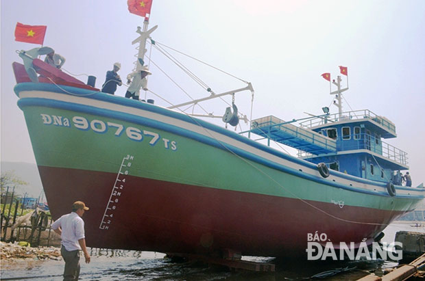 Những năm gần đây, quận Sơn Trà luôn chú trọng phát triển đội tàu xa bờ. TRONG ẢNH: Tàu vỏ thép của ngư dân Nguyễn Sương hạ thủy vào đầu tháng 5-2016.