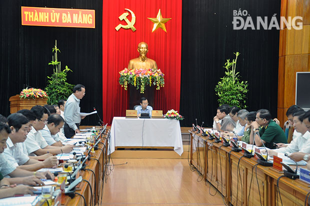 Bí thư Thành ủy Nguyễn Xuân Anh (giữa) chủ trì hội nghị. Ảnh: SƠN TRUNG