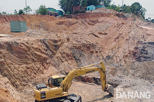 Việc đào nền đường cao tốc gặp trở ngại vì hộ bà Huỳnh Thị Kim Yến không bàn giao mặt bằng.